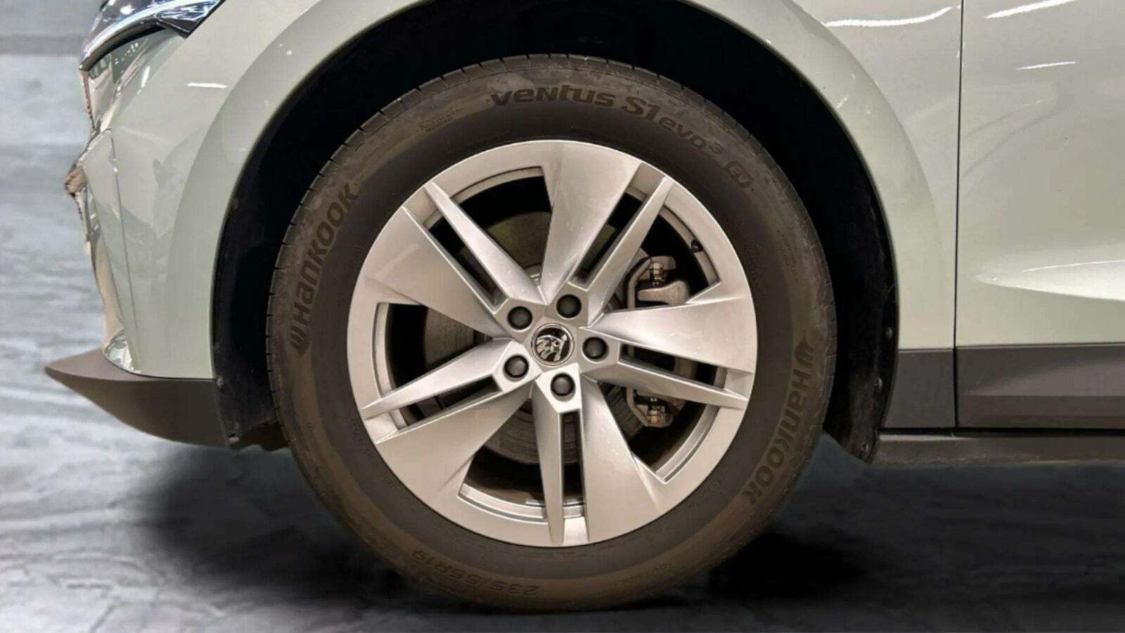 Blå Skoda Enyaq fra 2022