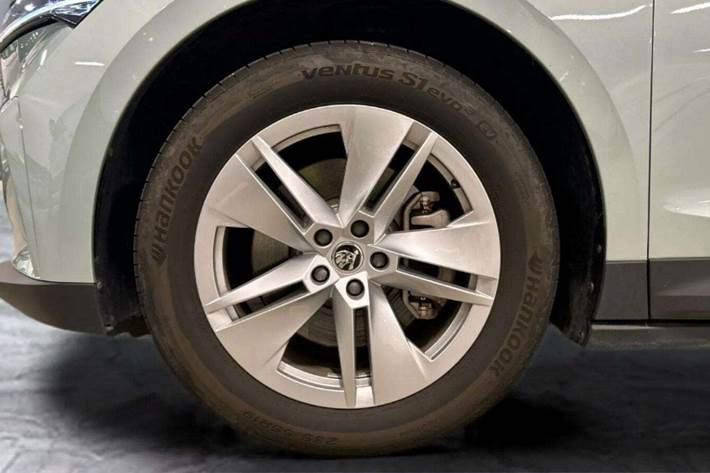 Blå Skoda Enyaq fra 2022