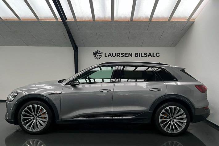 Grå Audi e-tron fra 2019