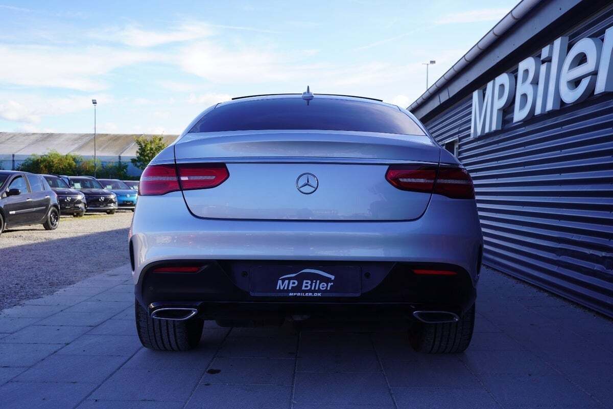 Sølv Mercedes GLE350 d fra 2018 set udefra