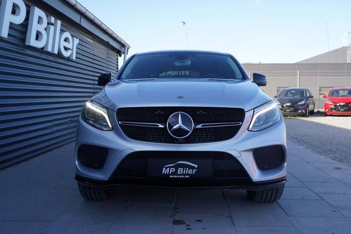 Sølv Mercedes GLE350 d fra 2018 set udefra