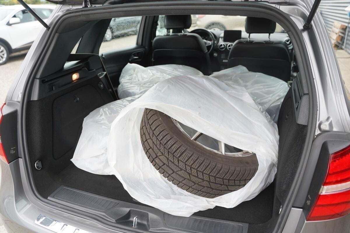 Grå Mercedes B200 fra 2018