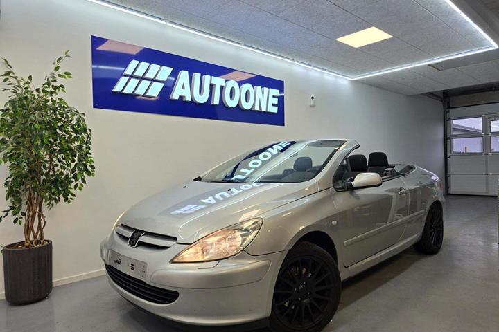 Sølv Peugeot 307 fra 2005 set udefra