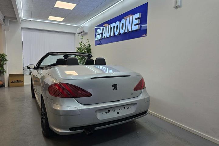 Sølv Peugeot 307 fra 2005 set udefra