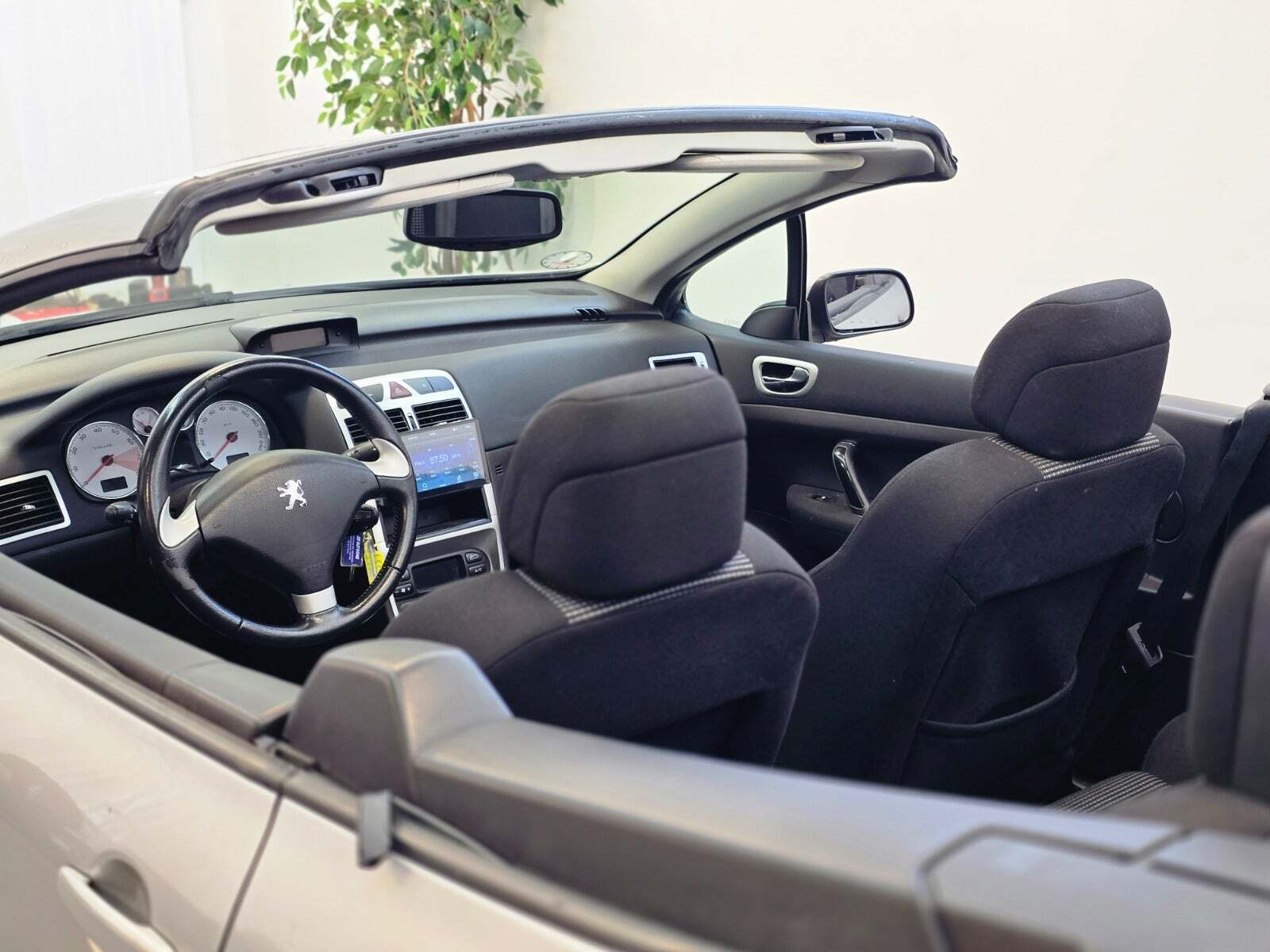 Sølv Peugeot 307 fra 2005 set indefra