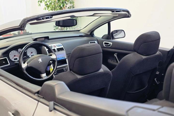 Sølv Peugeot 307 fra 2005 set indefra