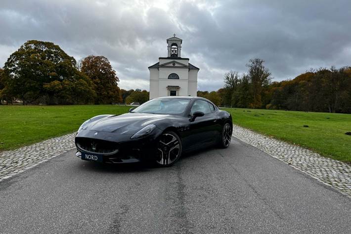 Sort Maserati Granturismo fra 2024 set udefra