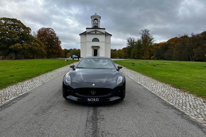 Sort Maserati Granturismo fra 2024