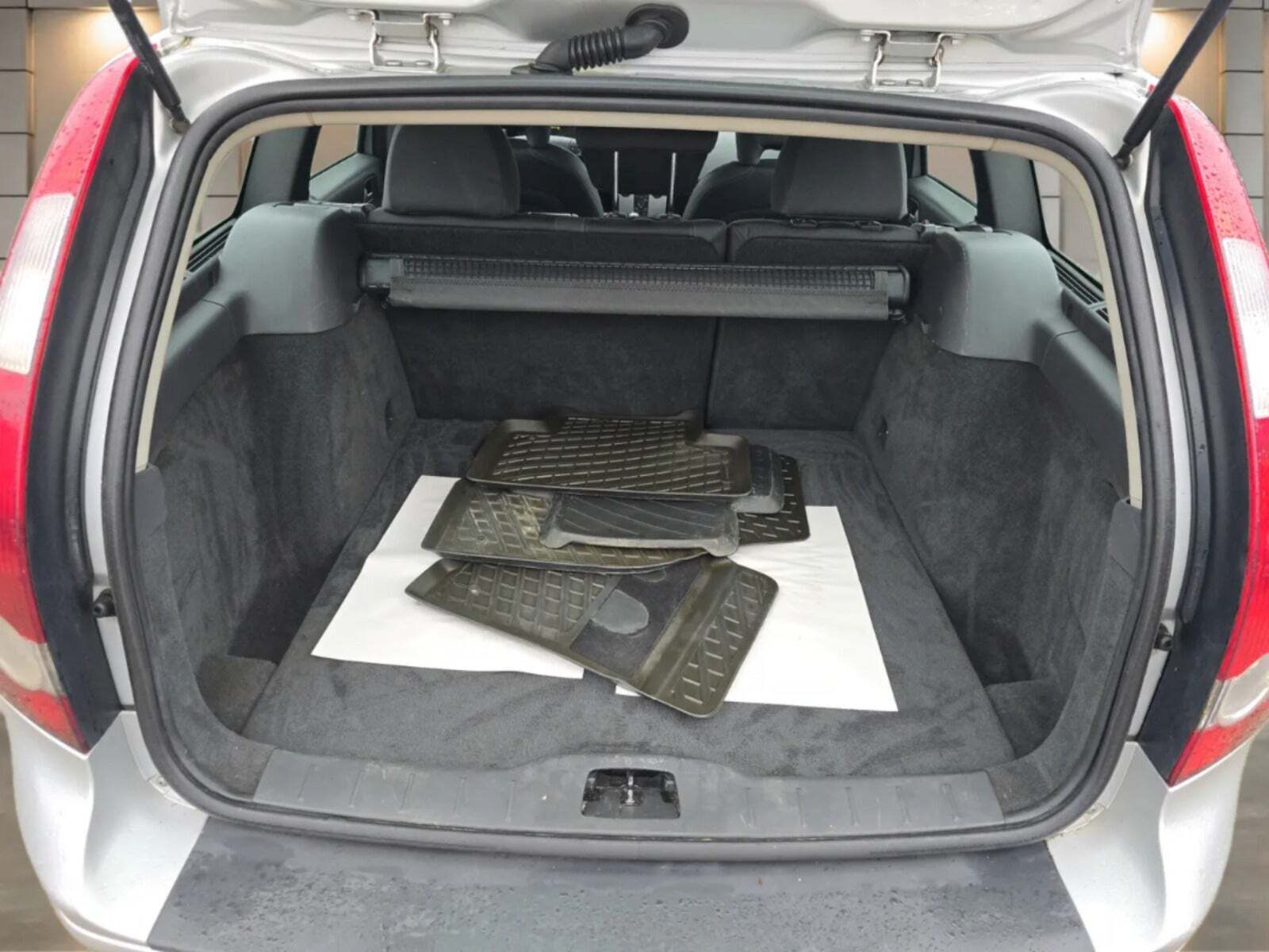 Grå Volvo V50 fra 2006