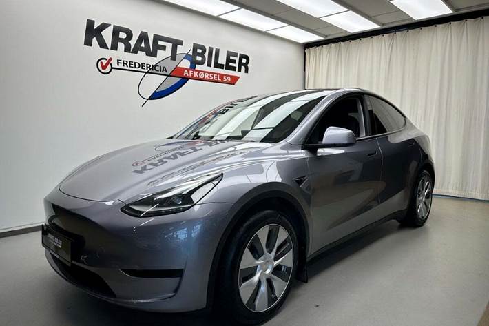Grå Tesla Model Y fra 2023 set udefra