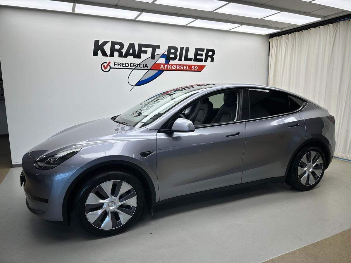 Grå Tesla Model Y fra 2023
