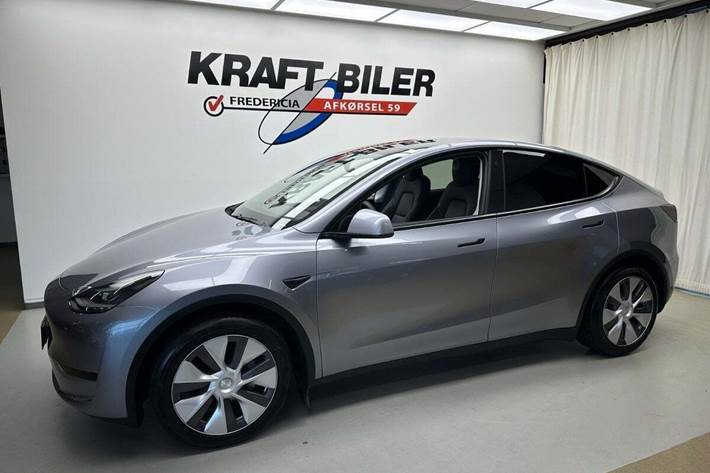 Grå Tesla Model Y fra 2023