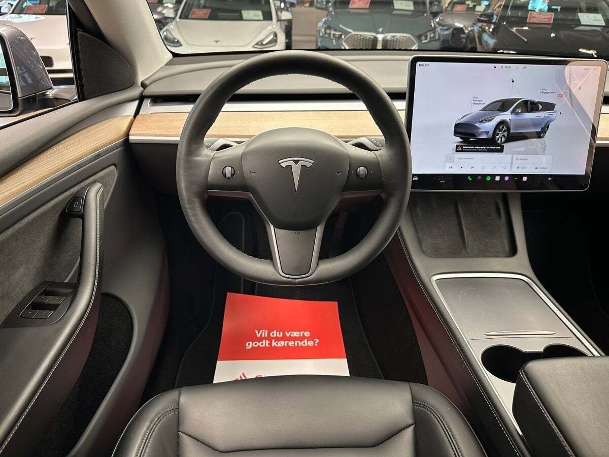 Grå Tesla Model Y fra 2023