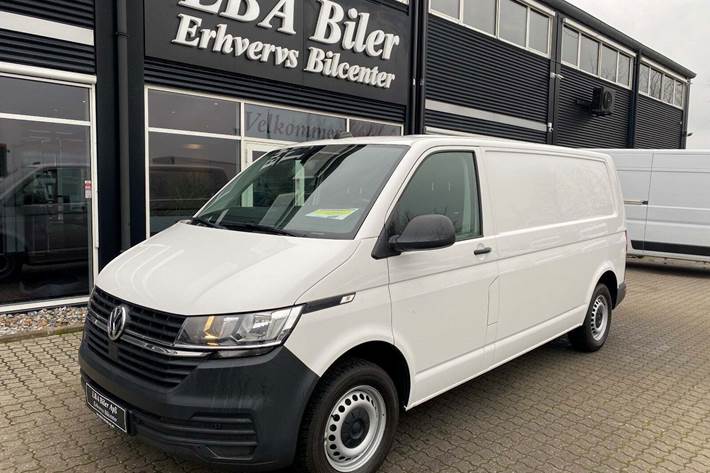 Hvid VW Transporter fra 2021 set udefra