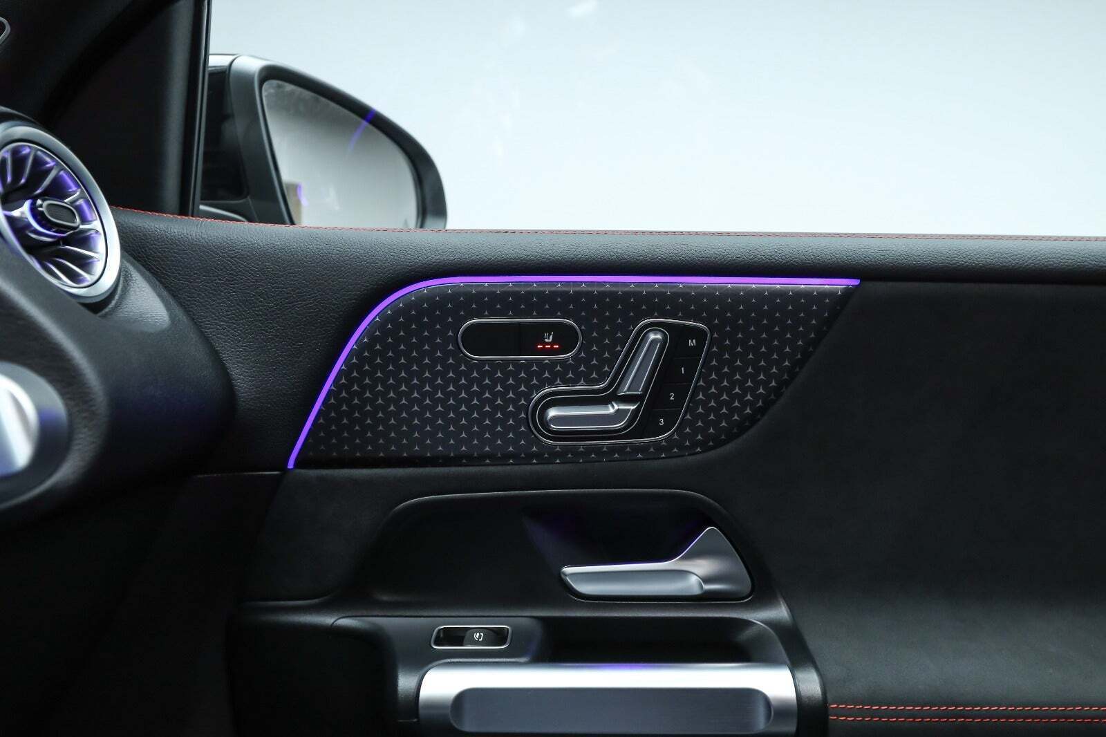 Sølv Mercedes EQB250+ fra 2025