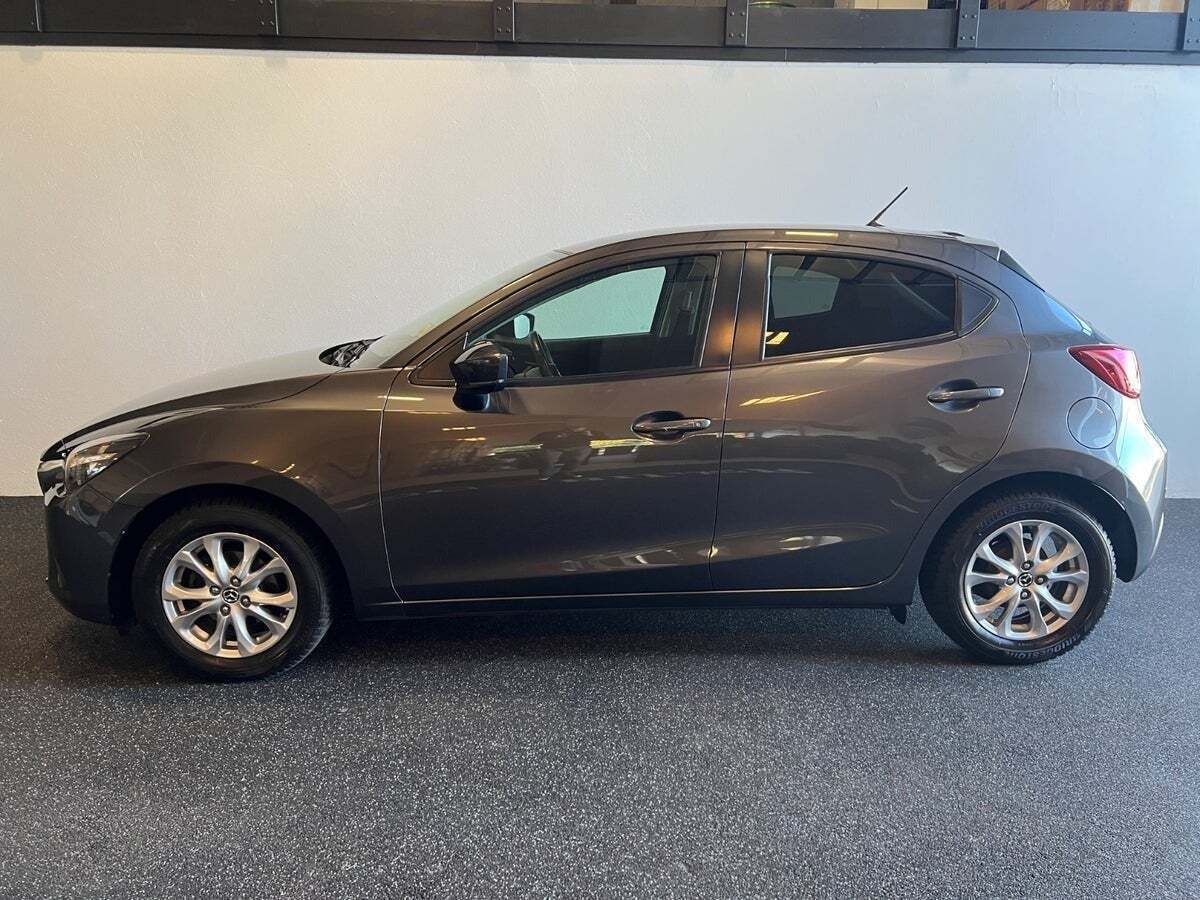 Grå Mazda 2 fra 2019