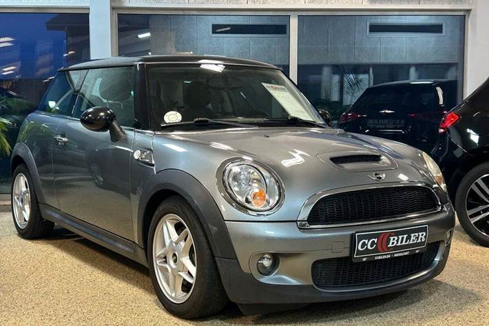 Grå Mini Cooper S fra 2008 set udefra