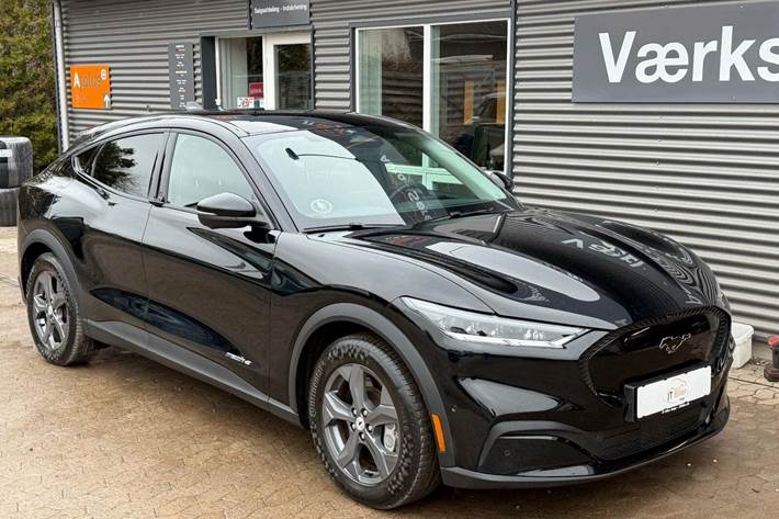 Sort Ford Mustang Mach-E fra 2022 set udefra