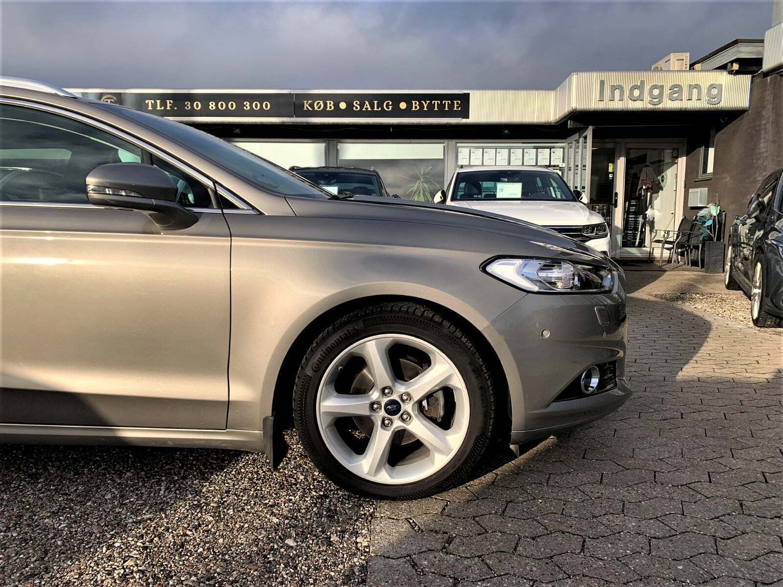Grå Ford Mondeo fra 2018