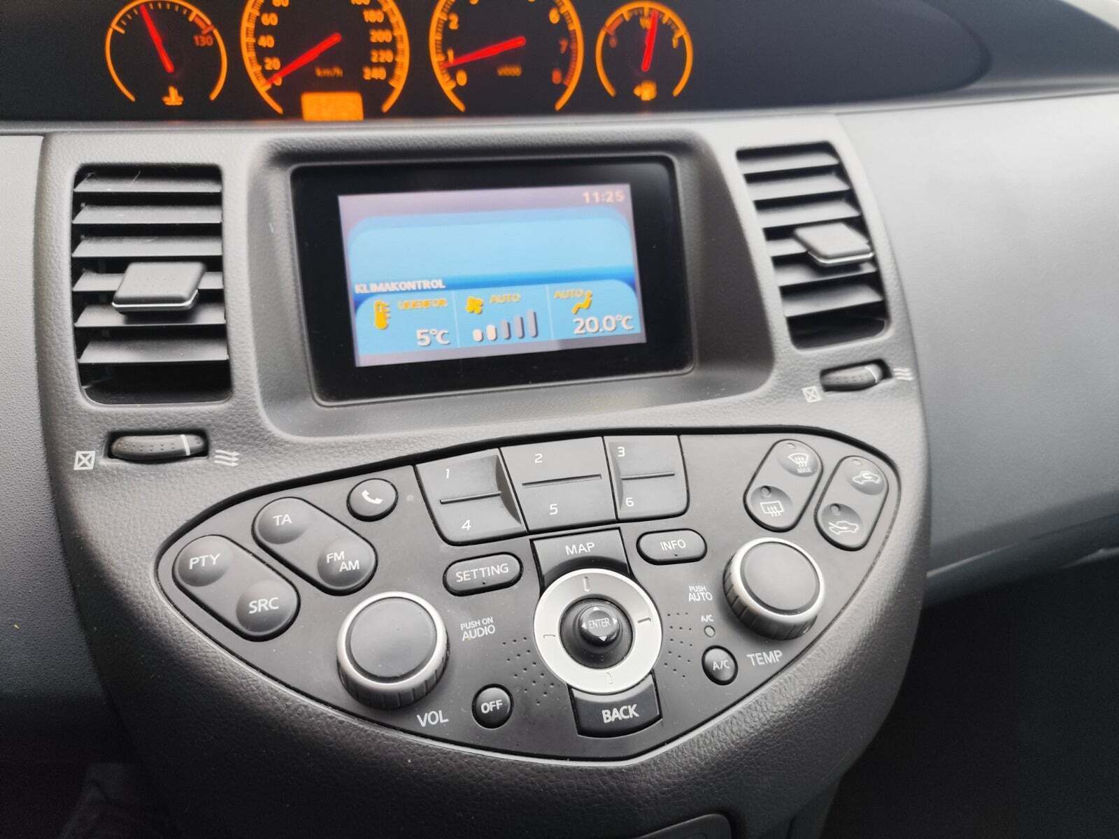 Grøn Nissan Primera fra 2006 set indefra