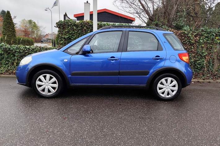 Blå Suzuki SX4 fra 2007