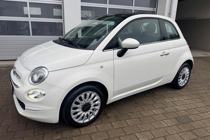 Hvid Fiat 500 fra 2019 set udefra