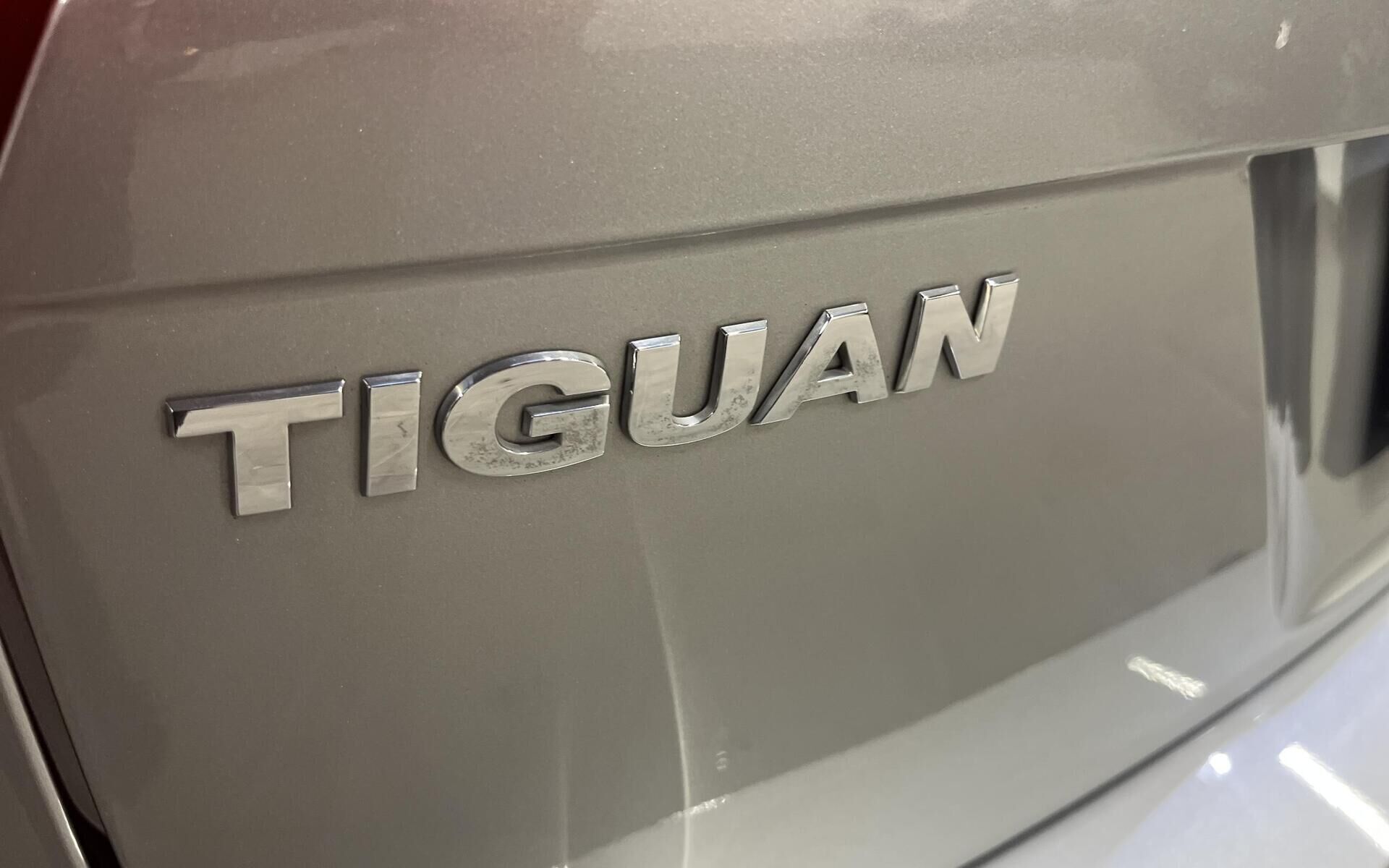 Grå VW Tiguan fra 2019