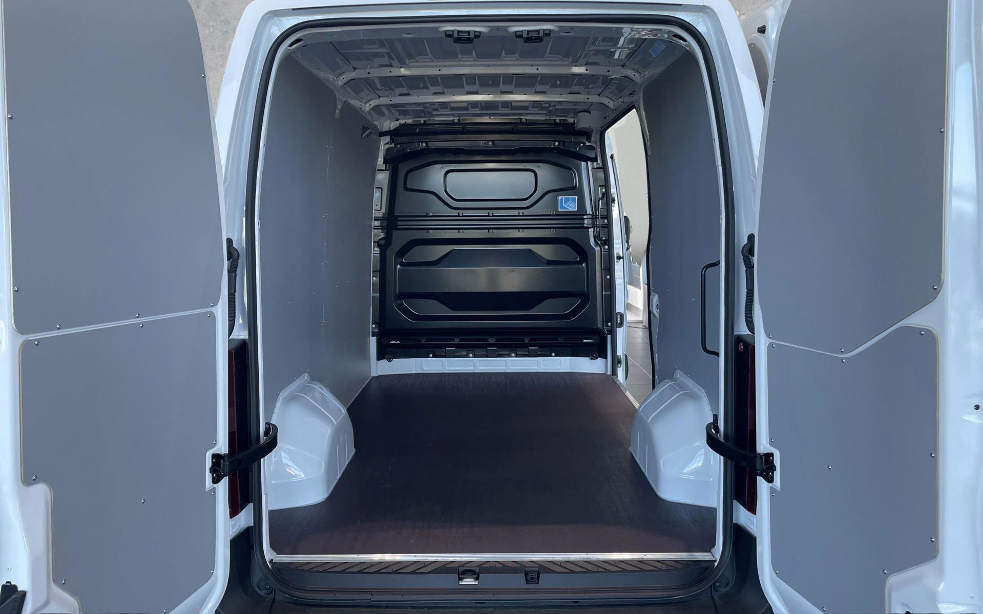 Hvid Nissan Interstar fra 2025