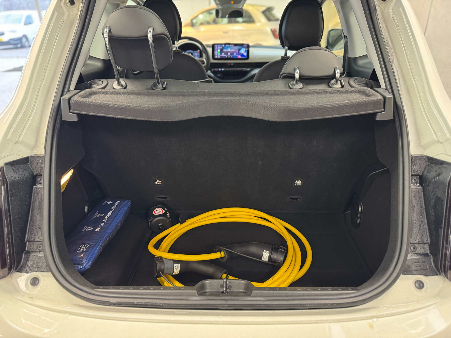 Hvid Fiat 500e fra 2023