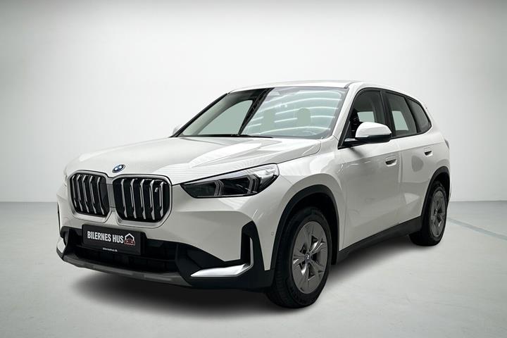 Hvid BMW iX1 fra 2023 set udefra