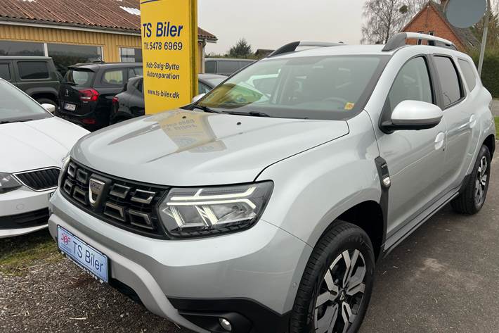 Sølv Dacia Duster fra 2022 set udefra