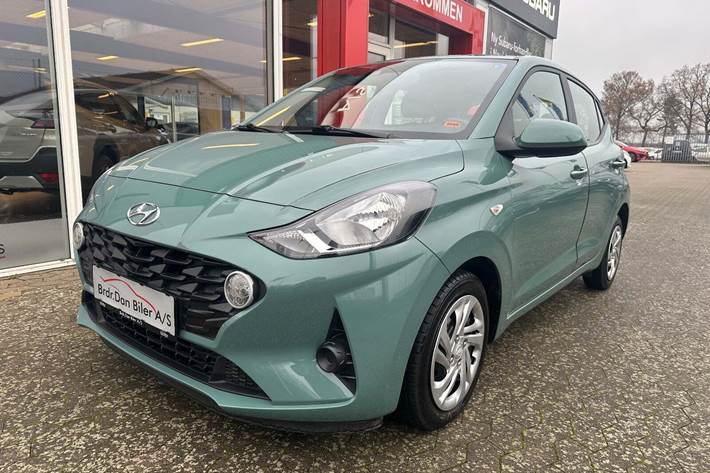 Grøn Hyundai i10 fra 2023 set udefra