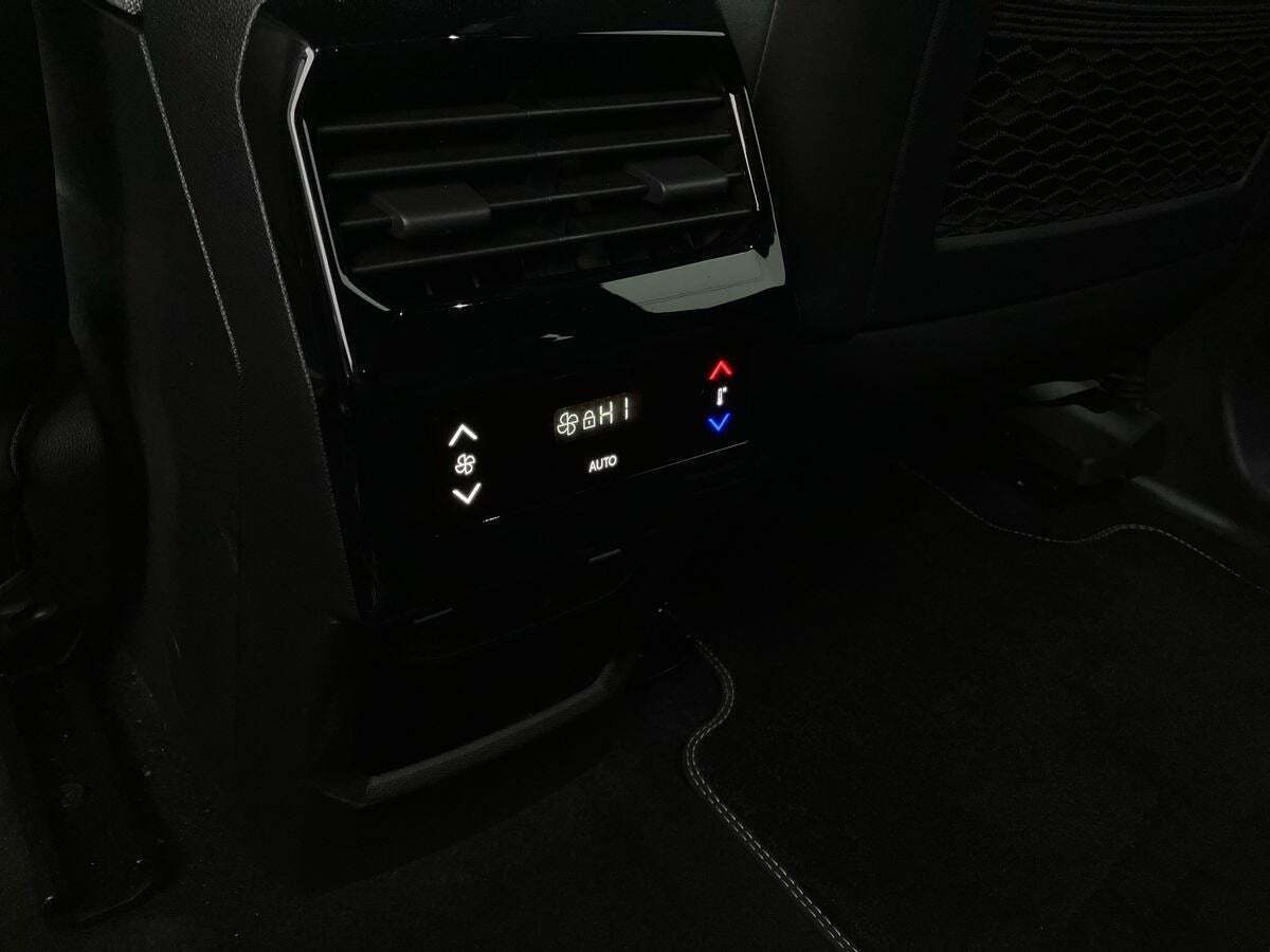 Sølv Peugeot e-5008 fra 2025