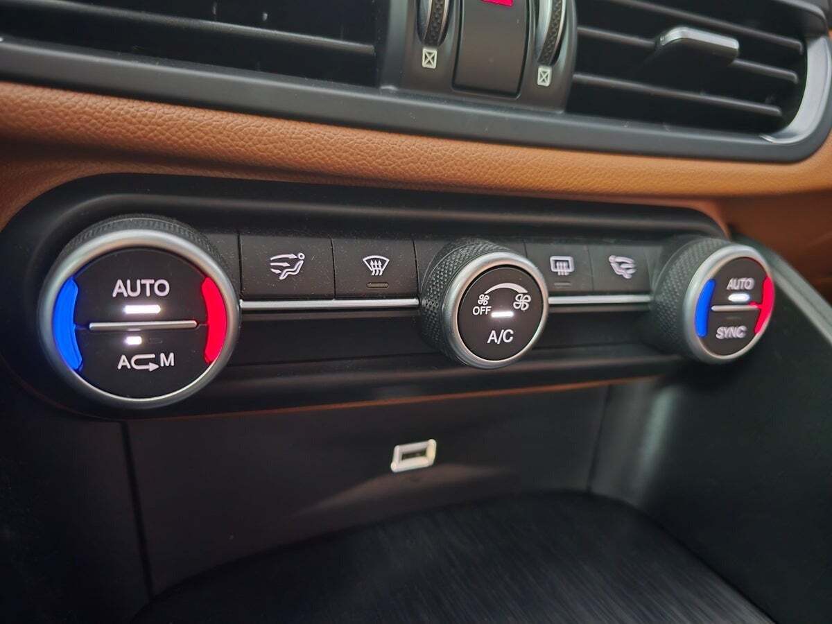 Blå Alfa Romeo Giulia fra 2018