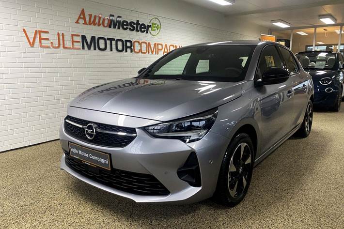 Sølv Opel Corsa-e fra 2023 set udefra