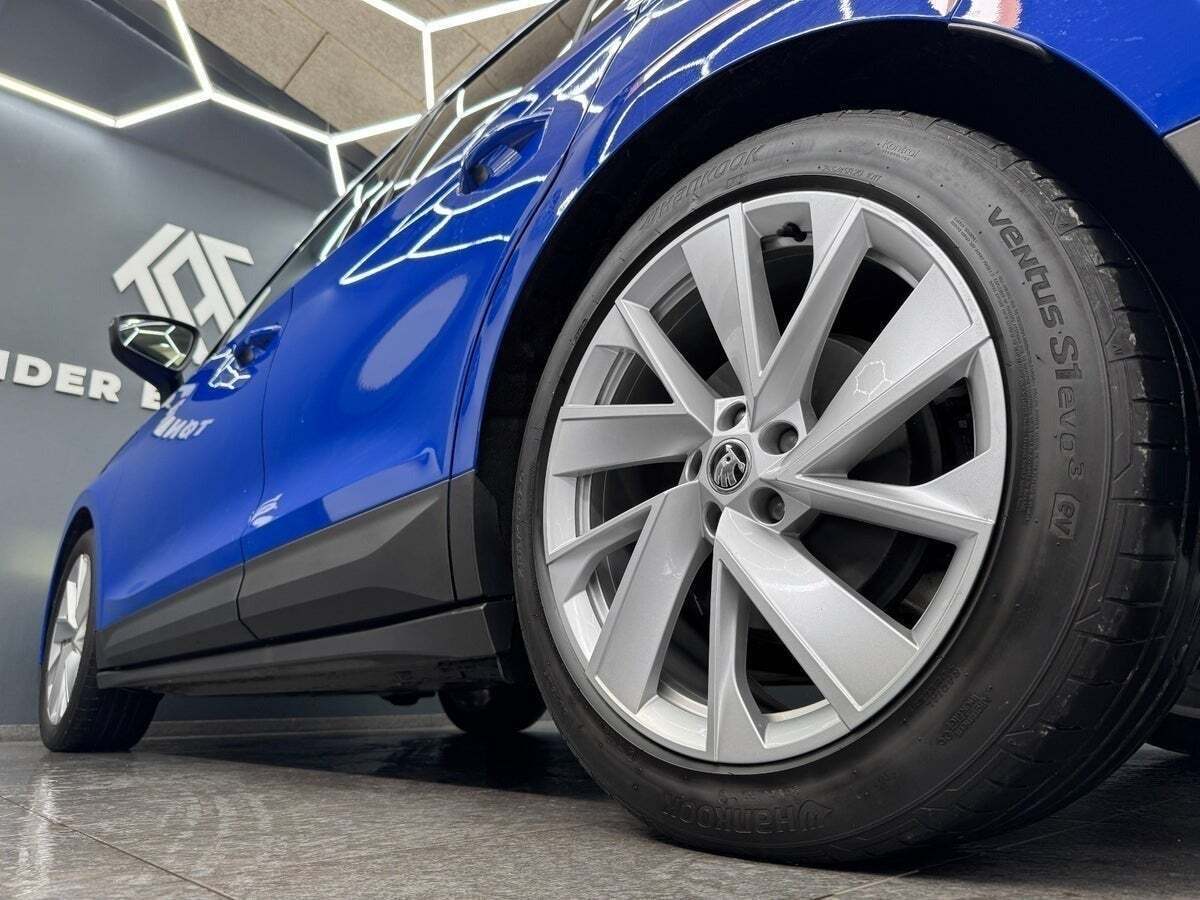 Blå Skoda Enyaq fra 2021