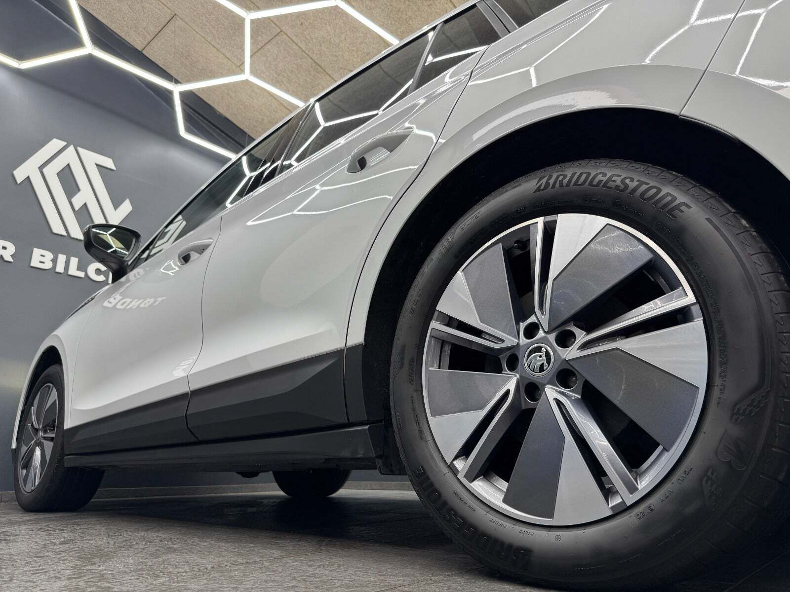 Hvid Skoda Enyaq fra 2021