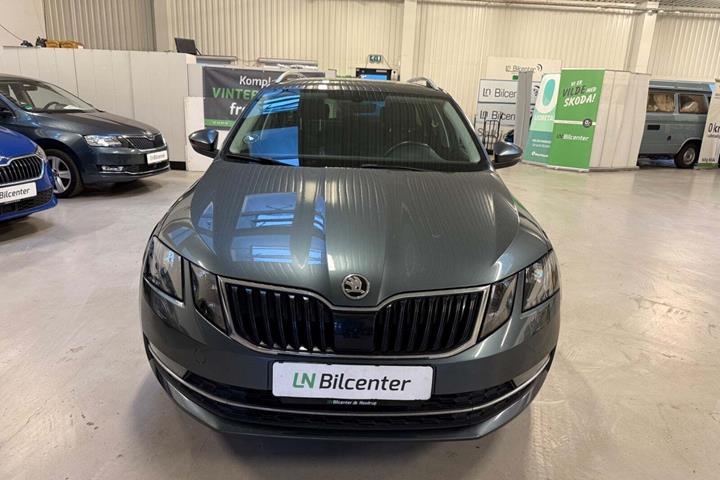 Grå Skoda Octavia fra 2019