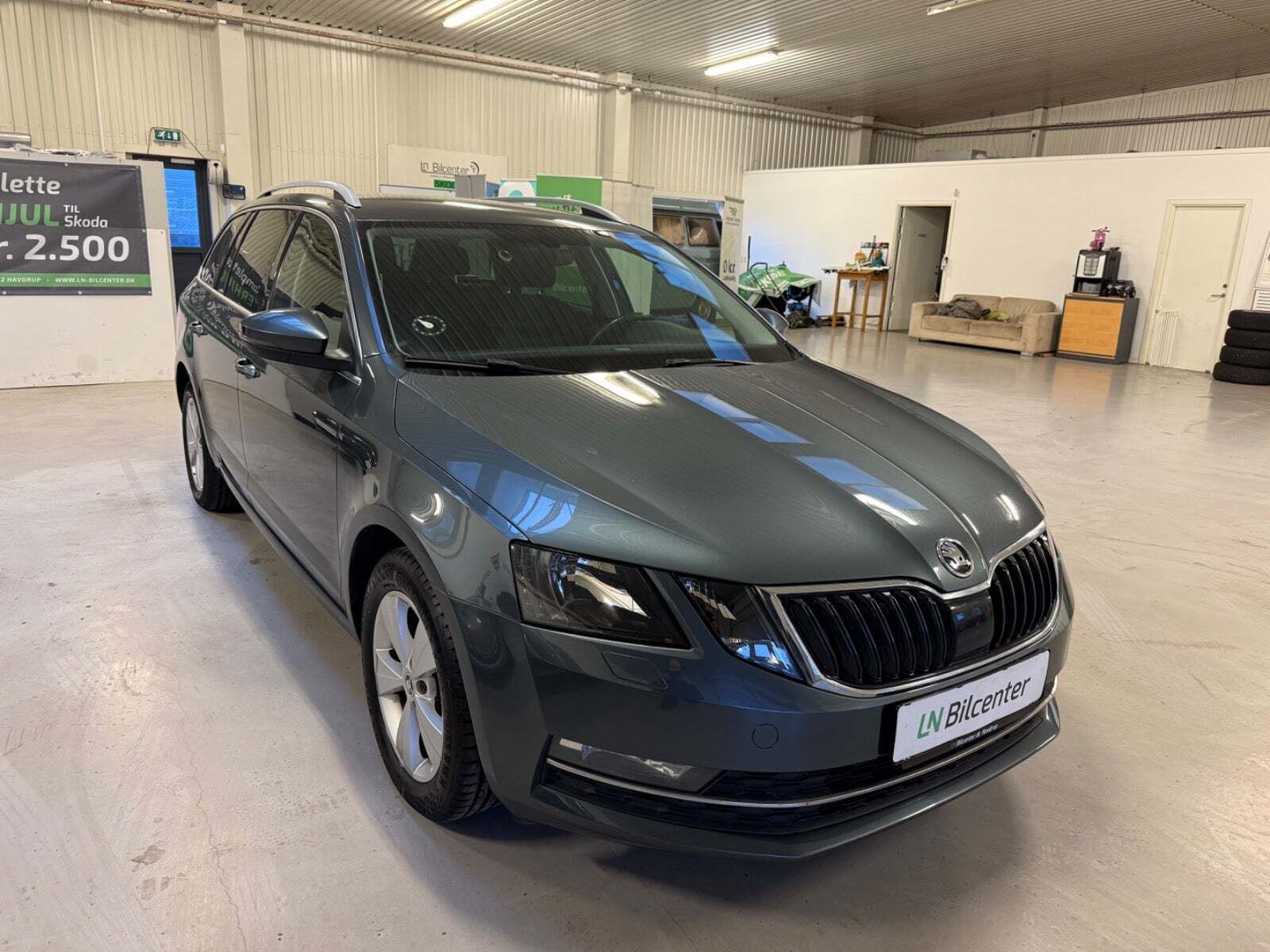 Grå Skoda Octavia fra 2019