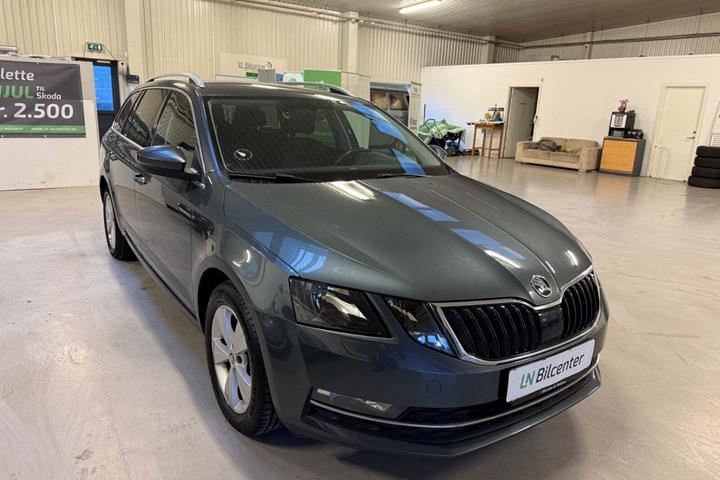 Grå Skoda Octavia fra 2019