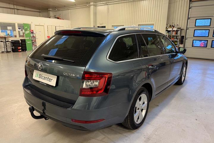 Grå Skoda Octavia fra 2019