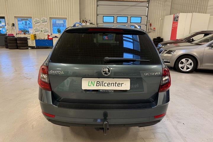 Grå Skoda Octavia fra 2019