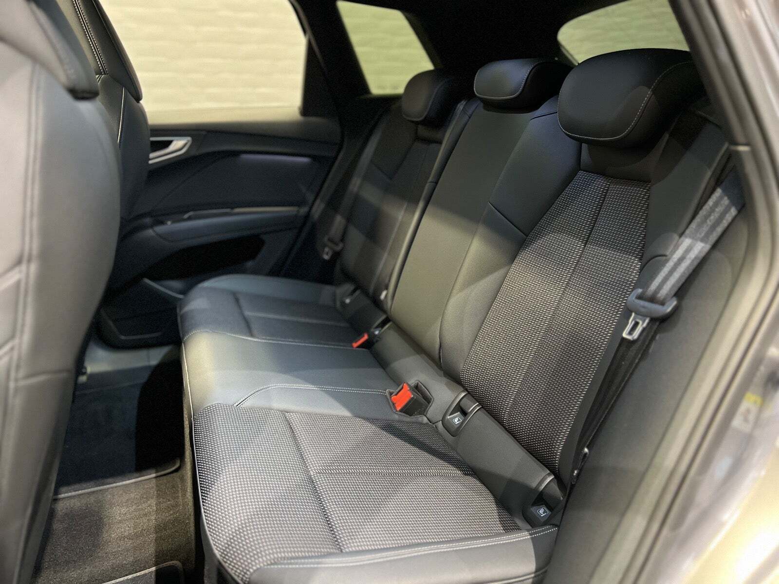 Grå Audi Q4 e-tron fra 2024