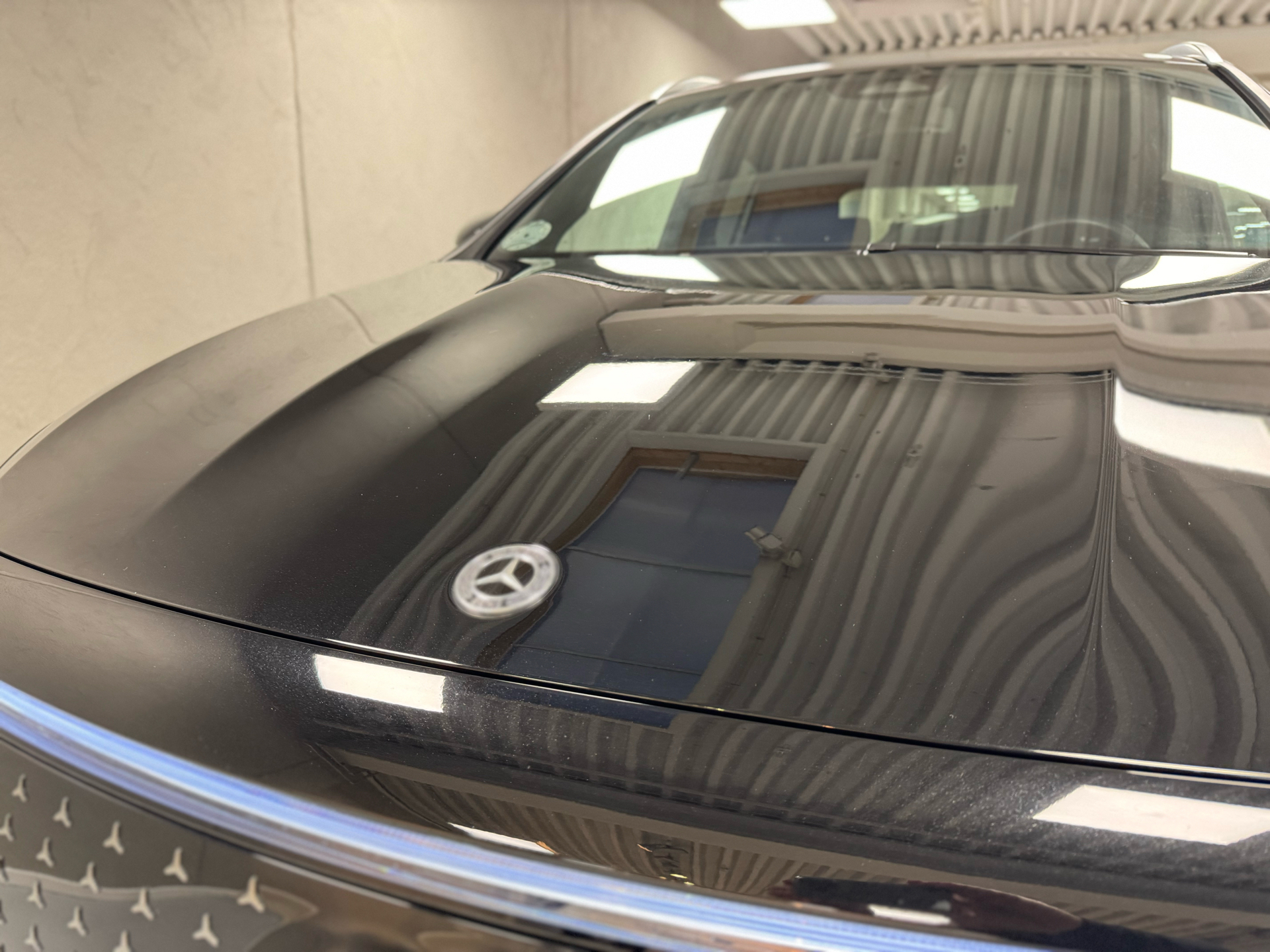 Sort Mercedes EQA 300 fra 2024