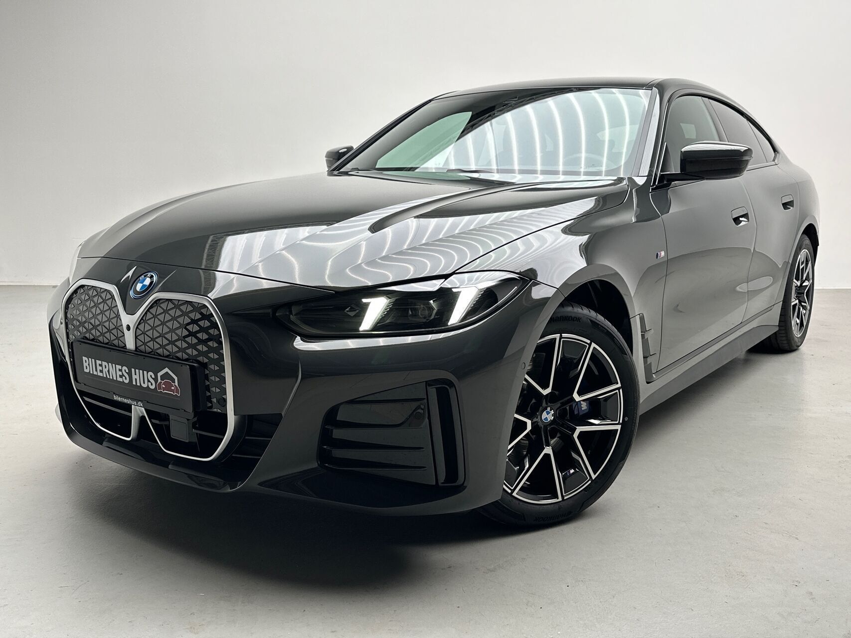 Grå BMW i4 fra 2025