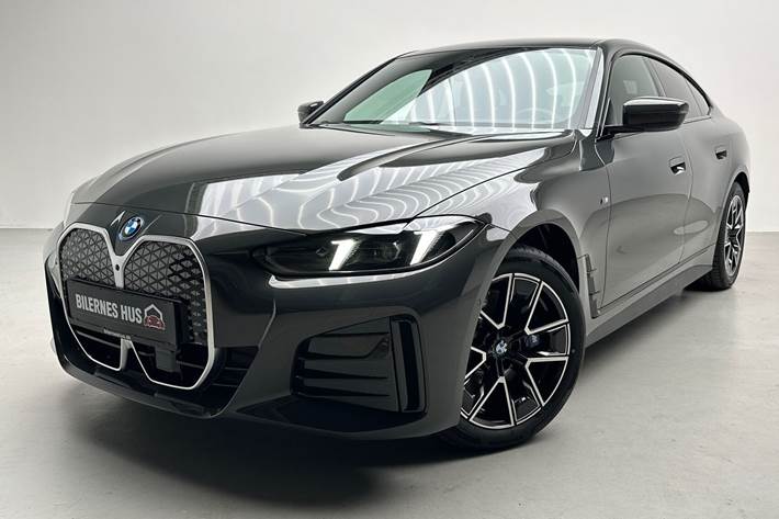 Grå BMW i4 fra 2025