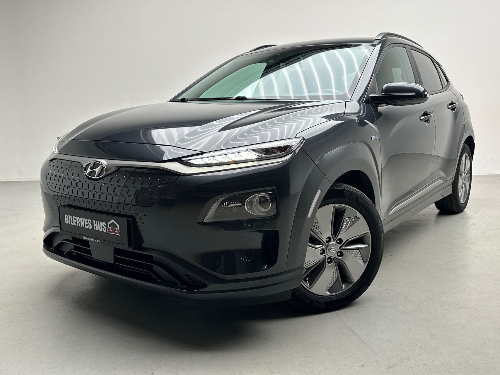 Grå Hyundai Kona fra 2021