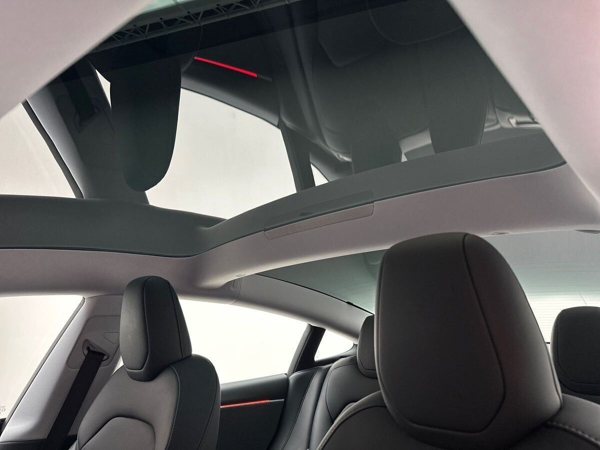 Hvid Tesla Model 3 fra 2024