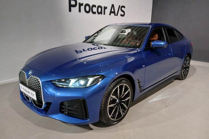 Blå BMW i4 fra 2025 set udefra