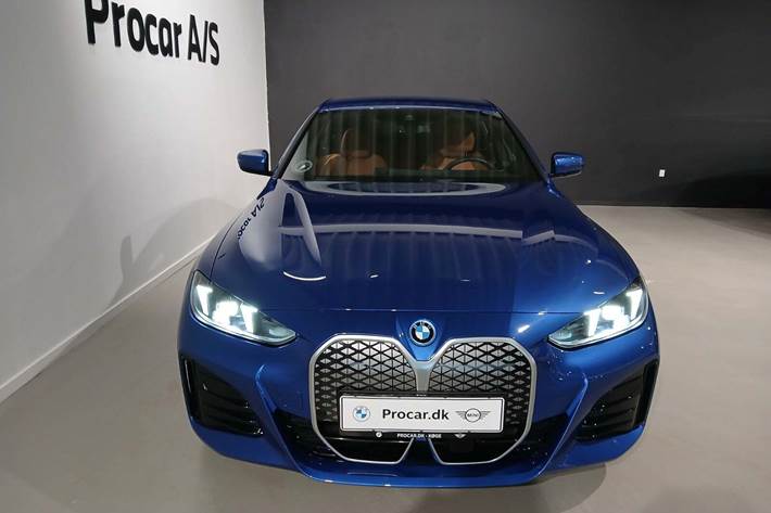 Blå BMW i4 fra 2025